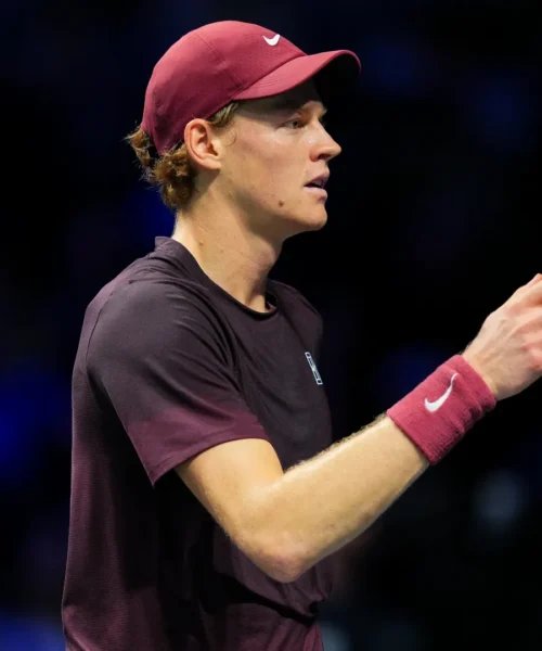 Cori e applausi per l’allenamento di Jannik Sinner con Carlos Alcaraz