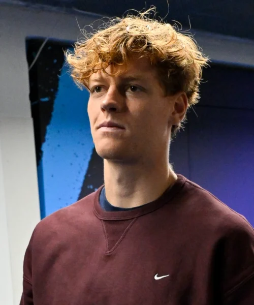 Jannik Sinner va oltre i risultati sul campo: “Tutto accade per un motivo”