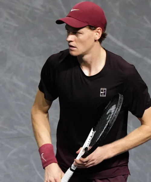 Jannik Sinner annienta Alexander Zverev: è in finale al Masters 1000 di Parigi