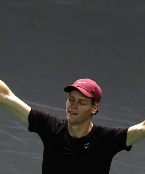 Jannik Sinner piega Felix Auger-Aliassime in finale a Parigi e torna numero 1 del mondo