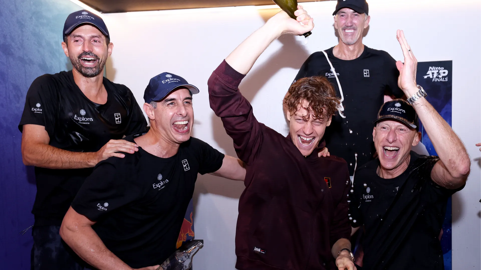 Con una bottiglia di spumante, Sinner ha esultato in modo selvaggio con i coach e i preparatori atletici