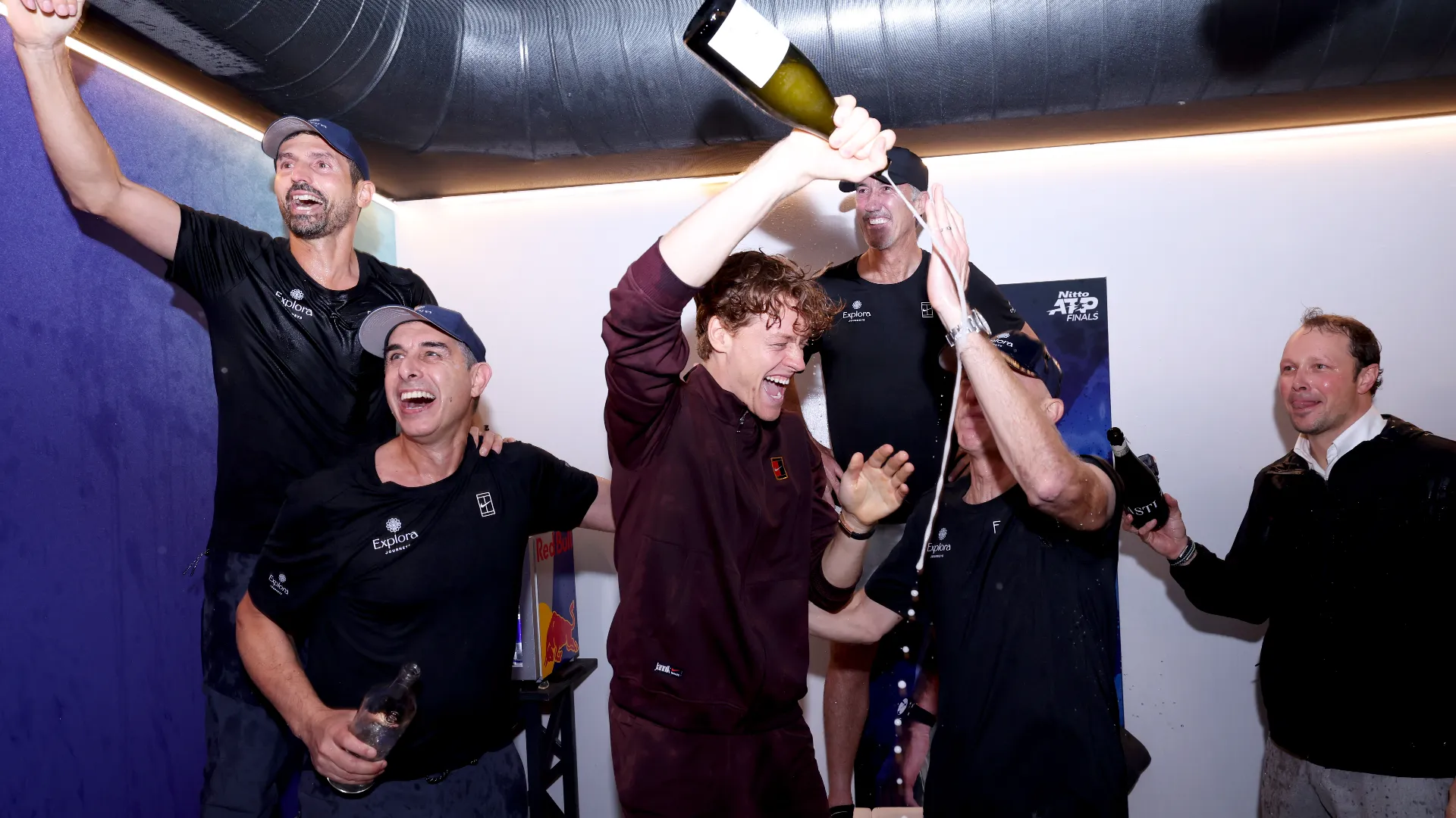 Un anno durissimo è finito, e Sinner ha celebrato scatenandosi con lo staff