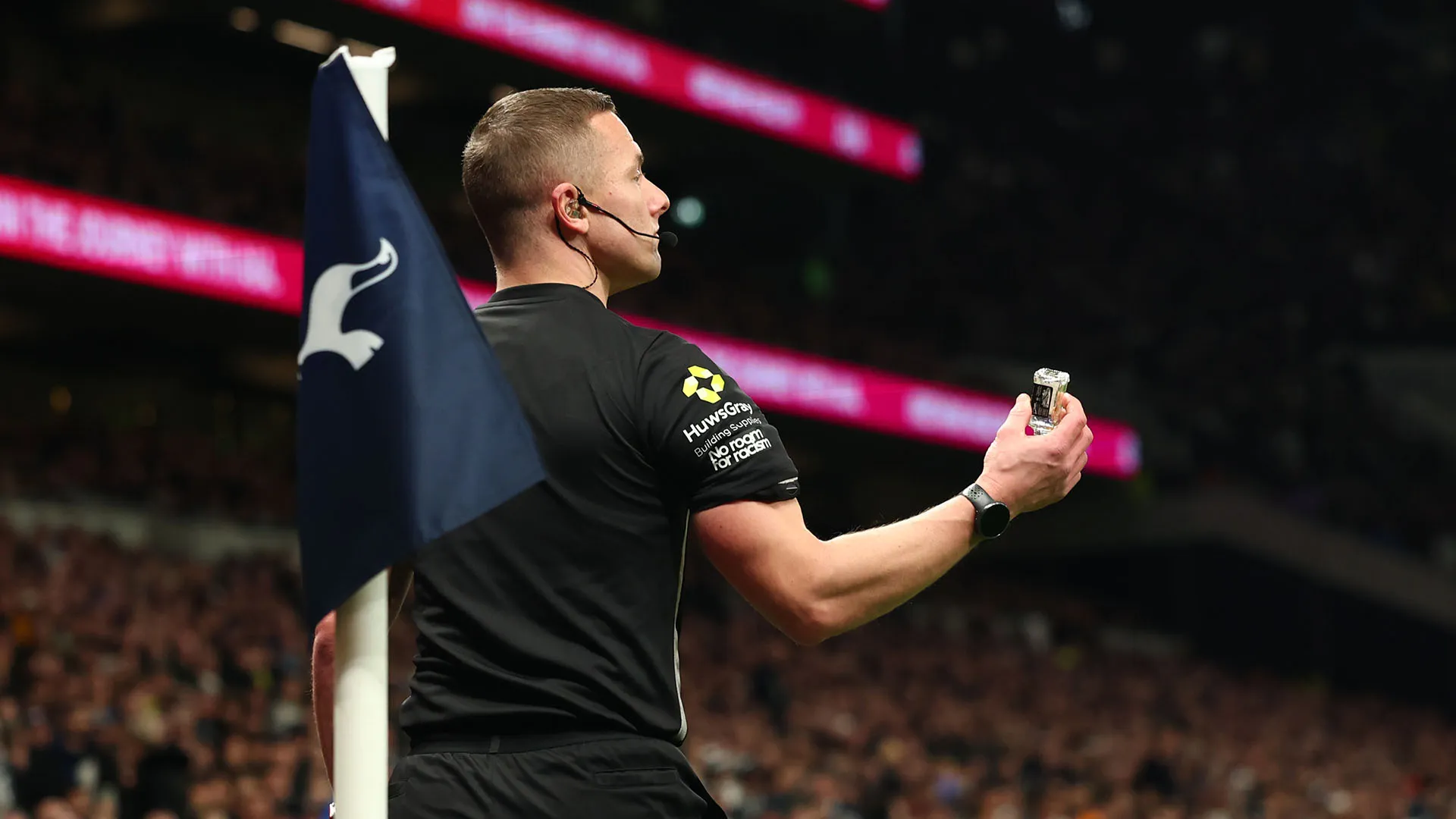 Dagli spalti è arrivata in campo una bottiglietta di vetro che avrebbe potuto ferire qualcuno