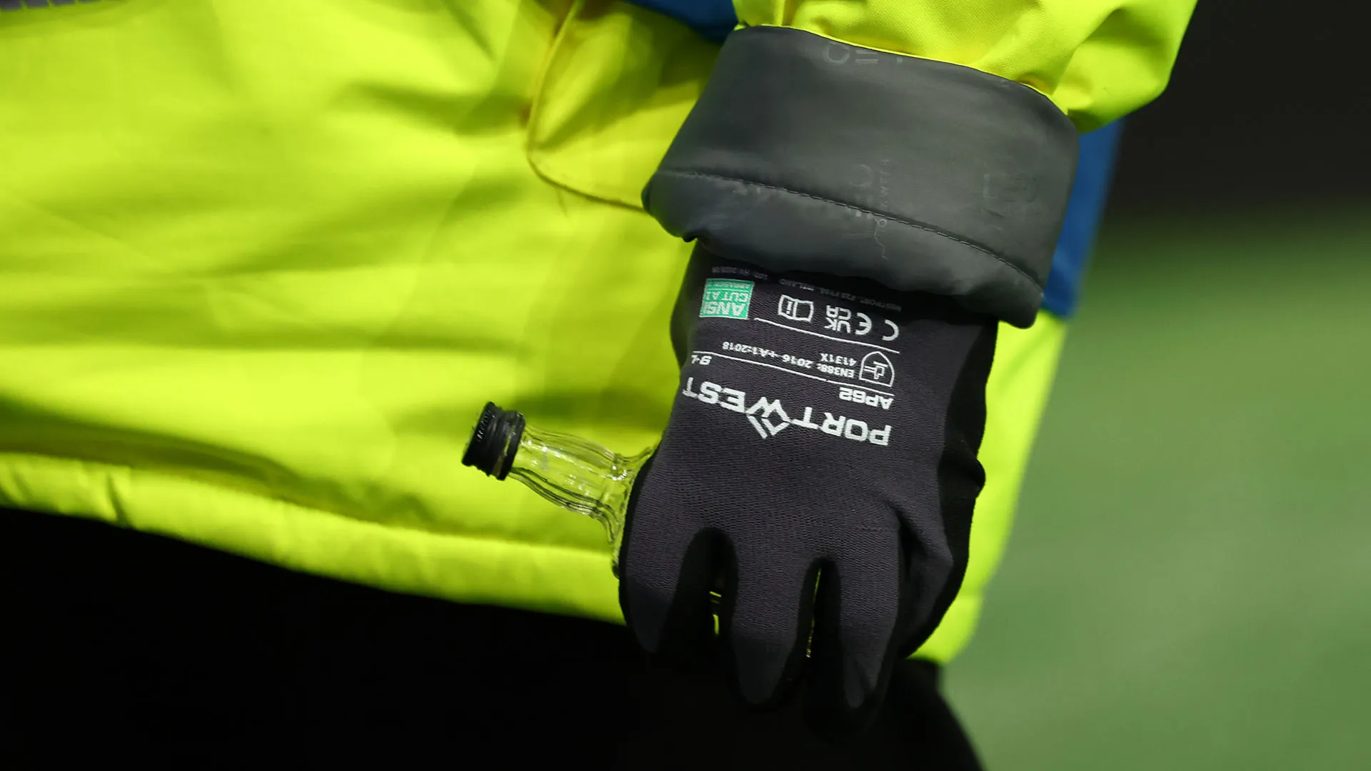 Fortunatamente la bottiglietta non ha colpito nessuno