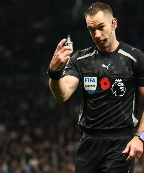 Bottiglia di vetro contro i calciatori: vergogna in Inghilterra. Foto