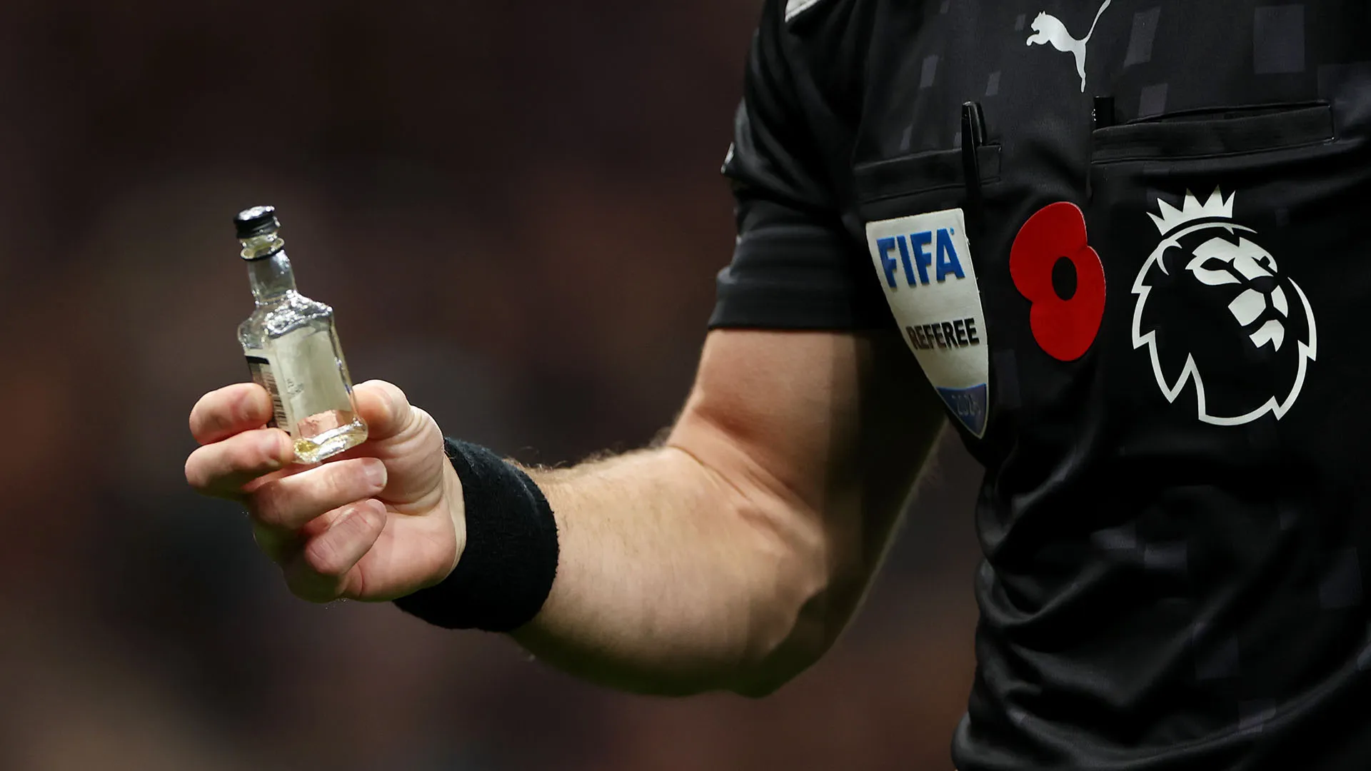 Bottiglia di vetro contro i calciatori: vergogna in Inghilterra