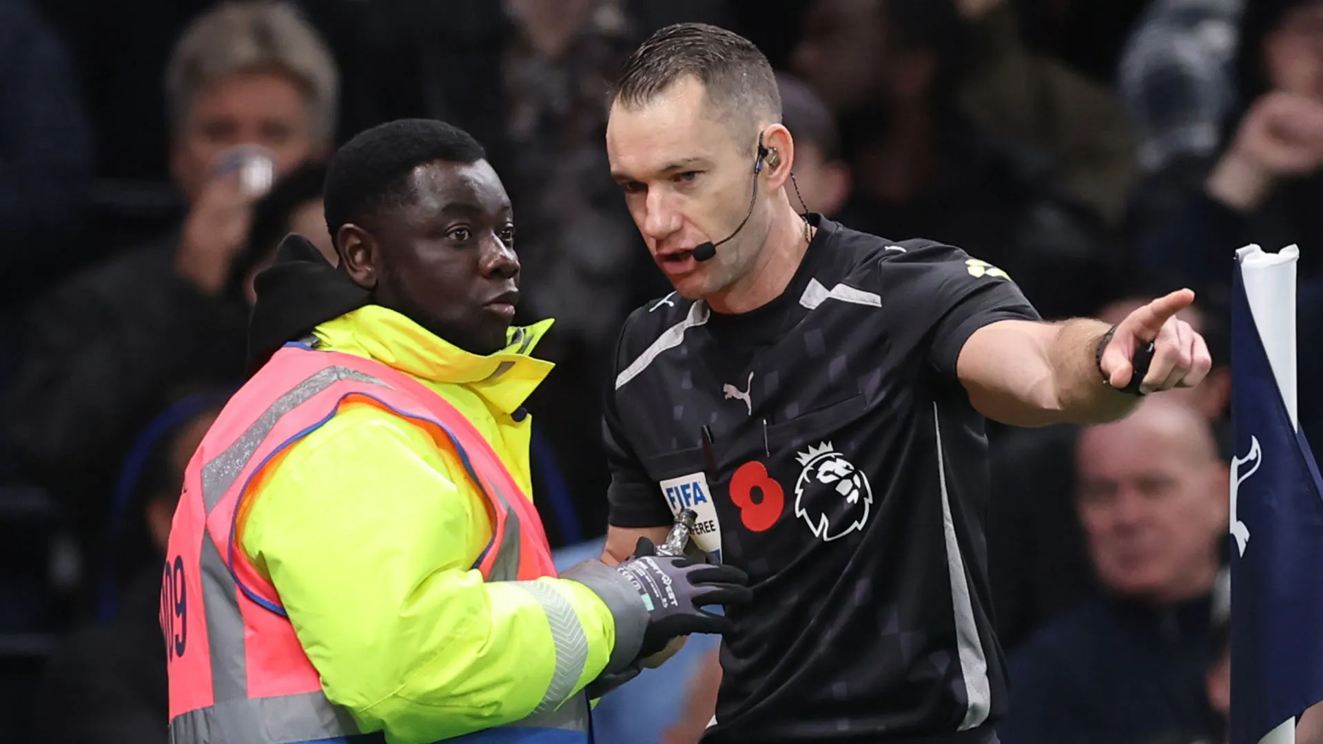 Il direttore di gara ha dato ordine allo speaker di emetter un annuncio per ribadire che è assolutamente vietato gettare in campo oggetti