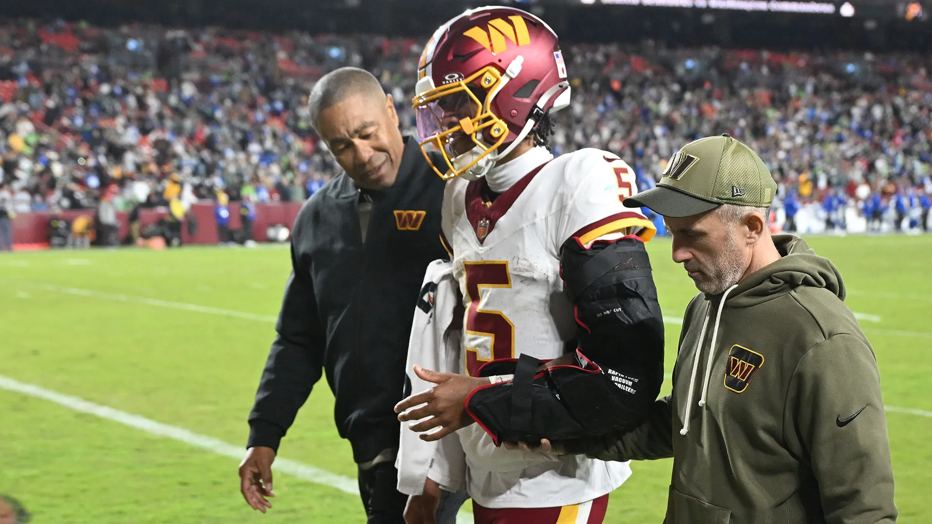 Jayden Daniels era molto dolorante dopo l'orribile infortunio subìto