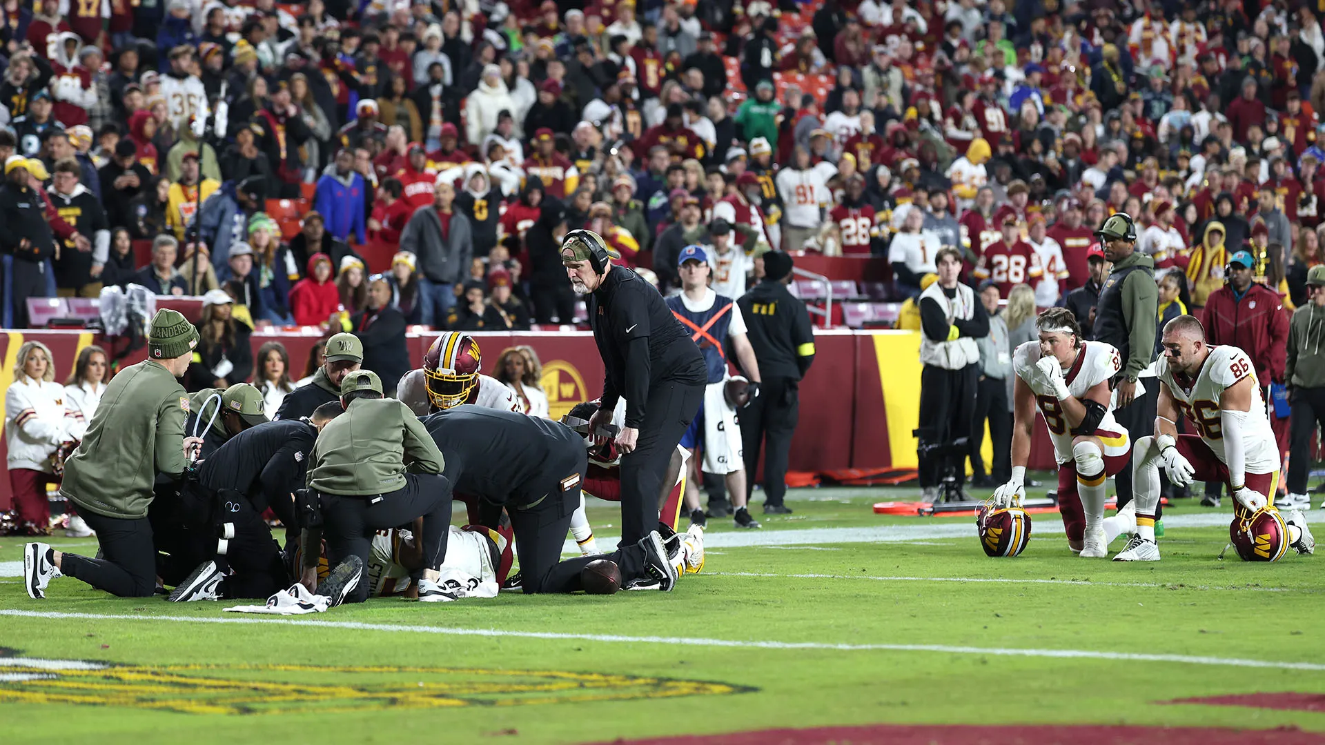 Immediati i soccorsi per Jayden Daniels, che appena è finito a terra ha iniziato a urlare dal dolore