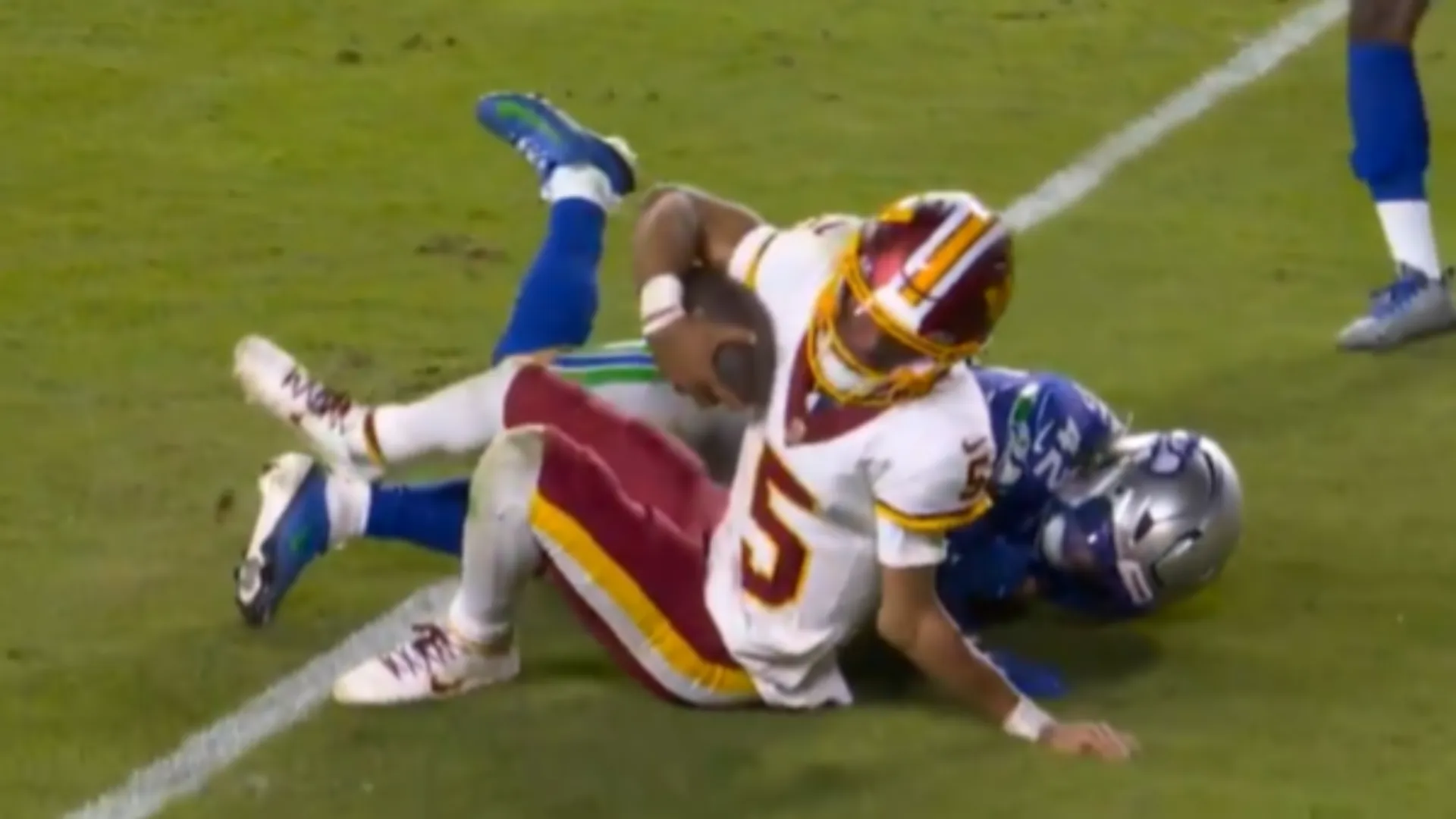 Il campione è stato placcato e nel cadere ha appoggiato male il braccio