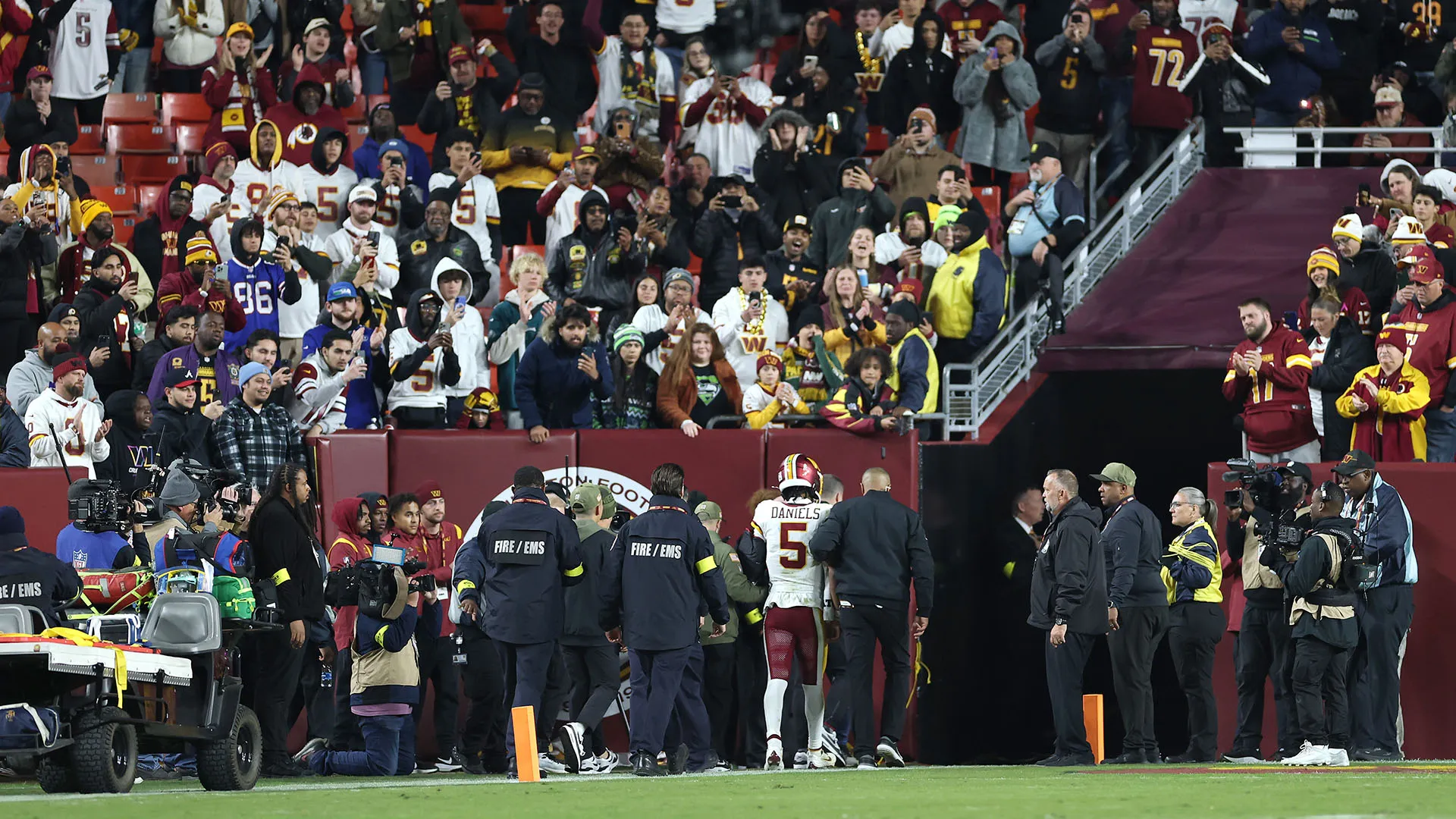 Splendido l'applauso che gli ha riservato lo stadio al momento dell'uscita dal campo