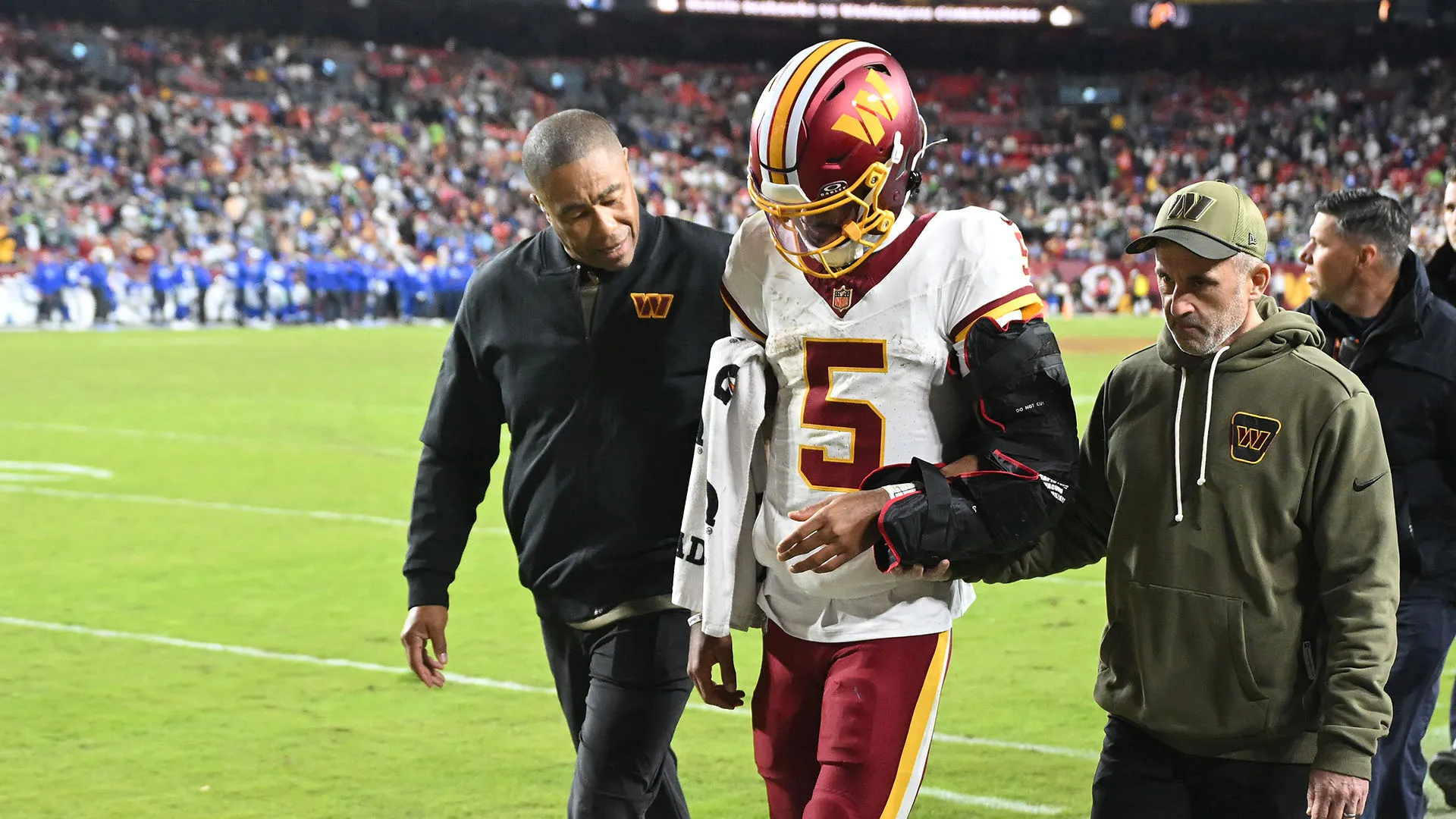 I dottori hanno applicato un tutore al braccio sinistro di Jayden Daniels