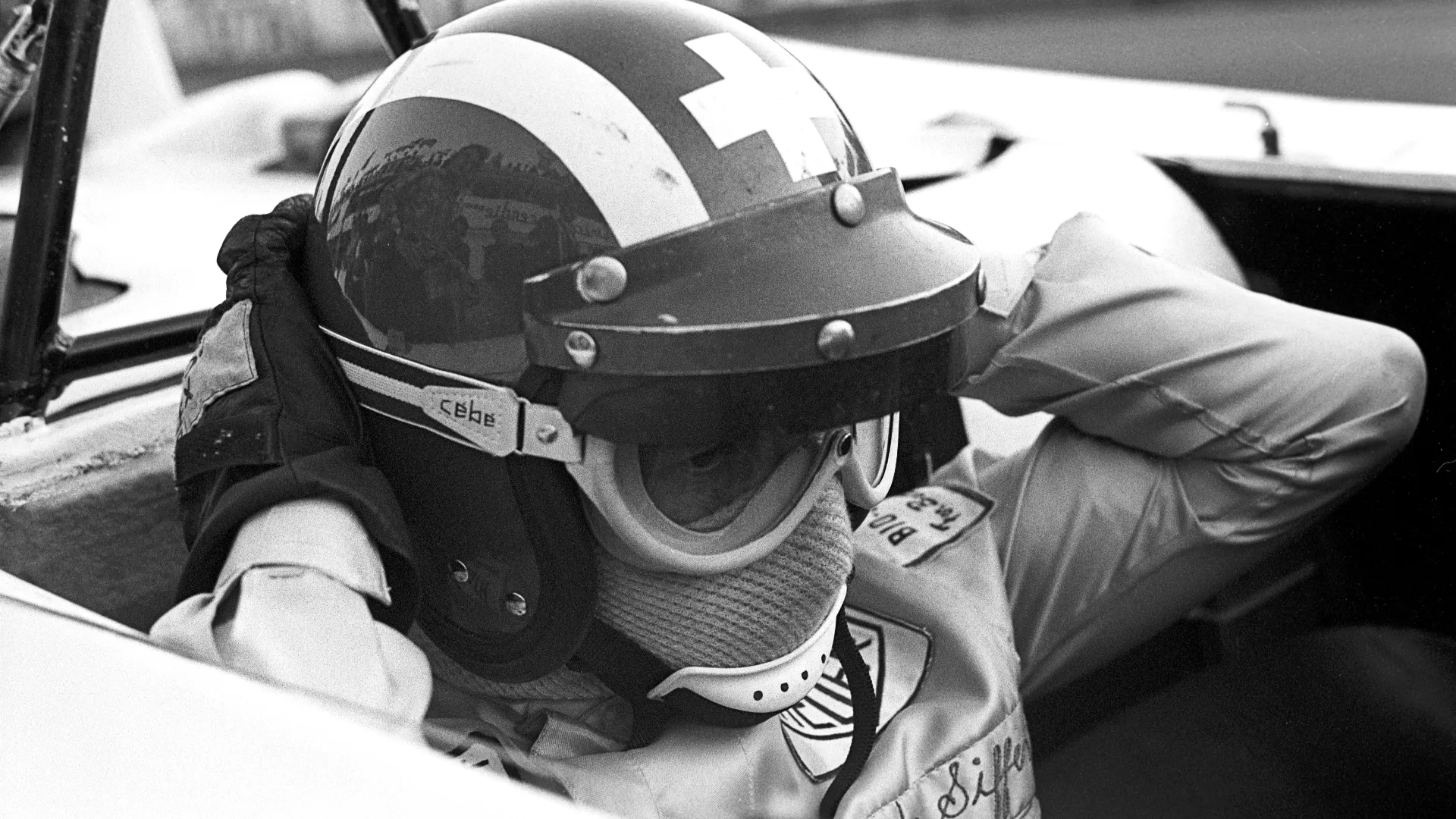 Si mette in luce nelle gare di durata e con gli sport prototipi come pilota ufficiale Porsche.