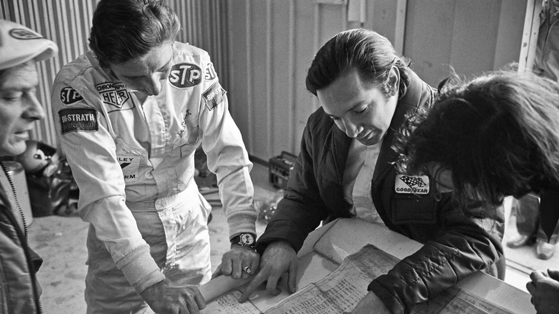 Il suo funerale viene seguito da cinquantamila persone e trasmesso in diretta televisiva.