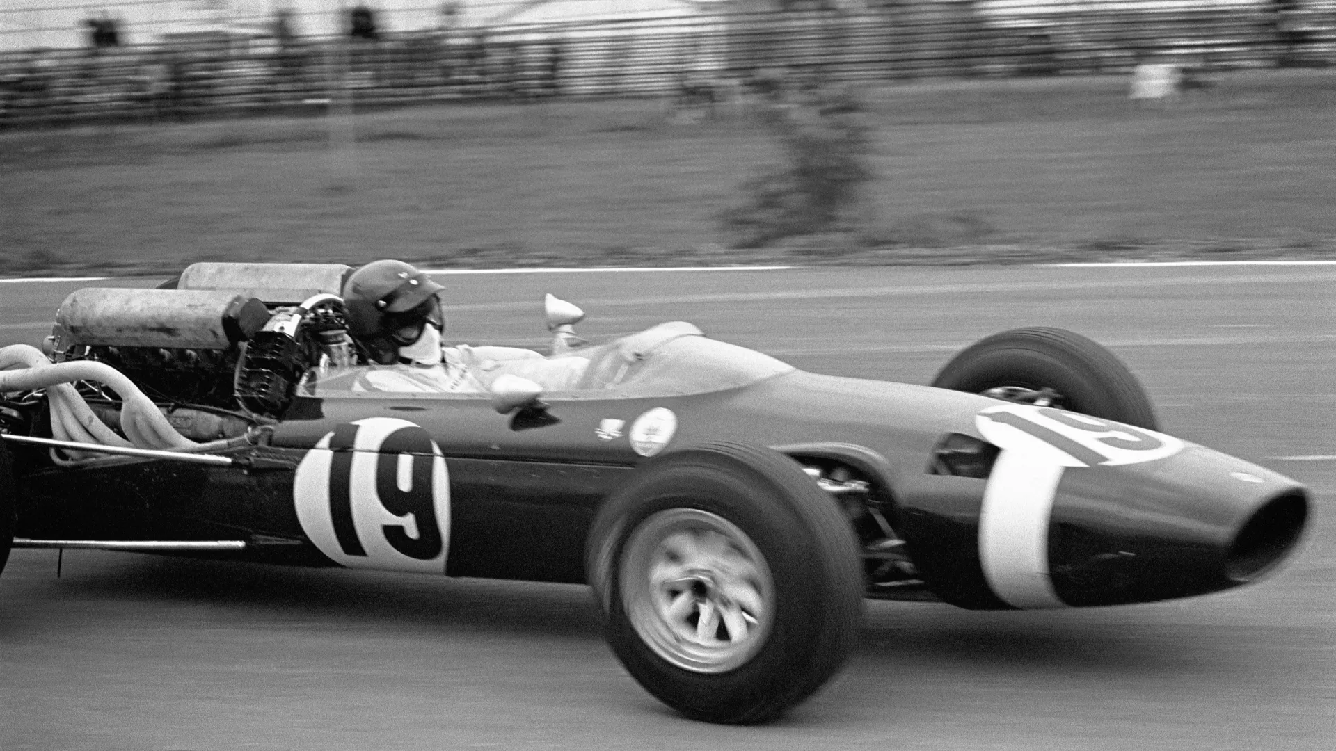 Nel 1961 vince il titolo europeo di Formula Junior.