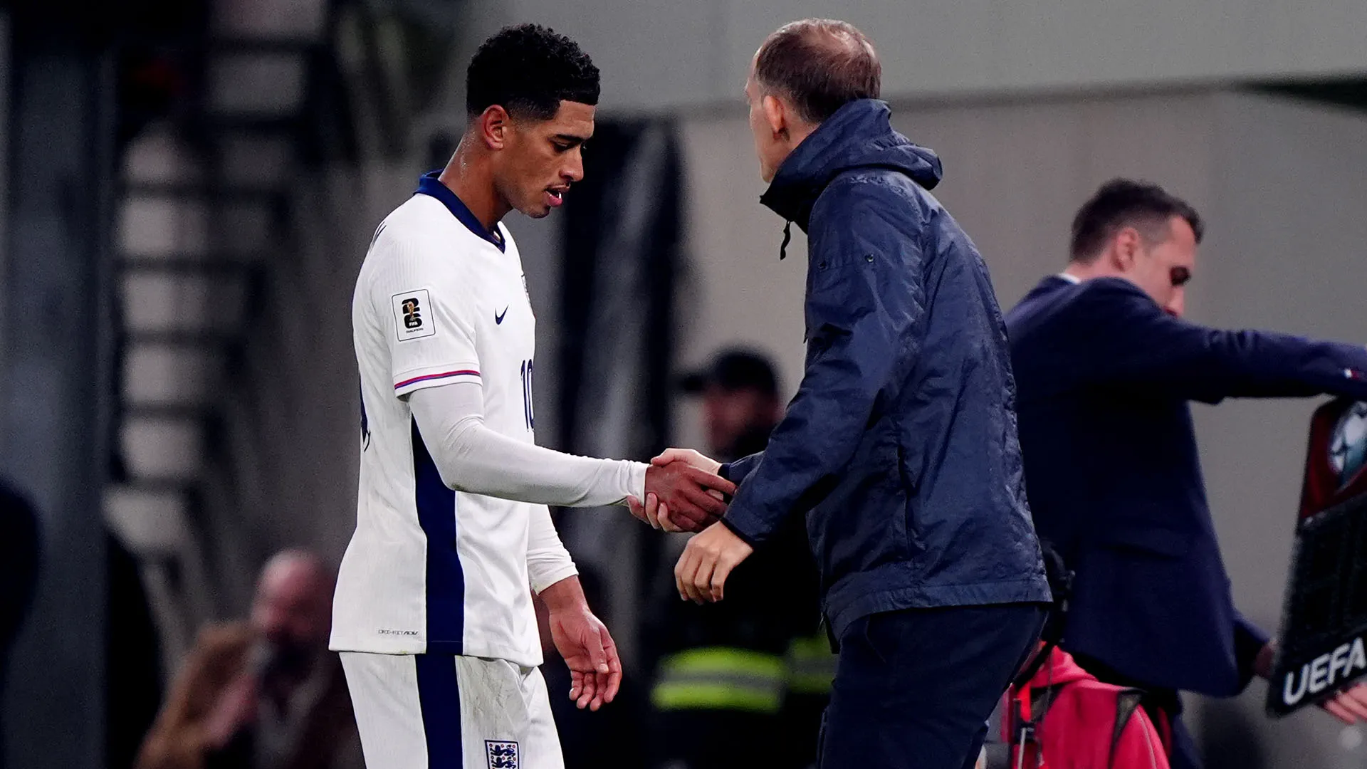 Il giocatore del Real Madrid ha reagito con stizza al momento del cambio