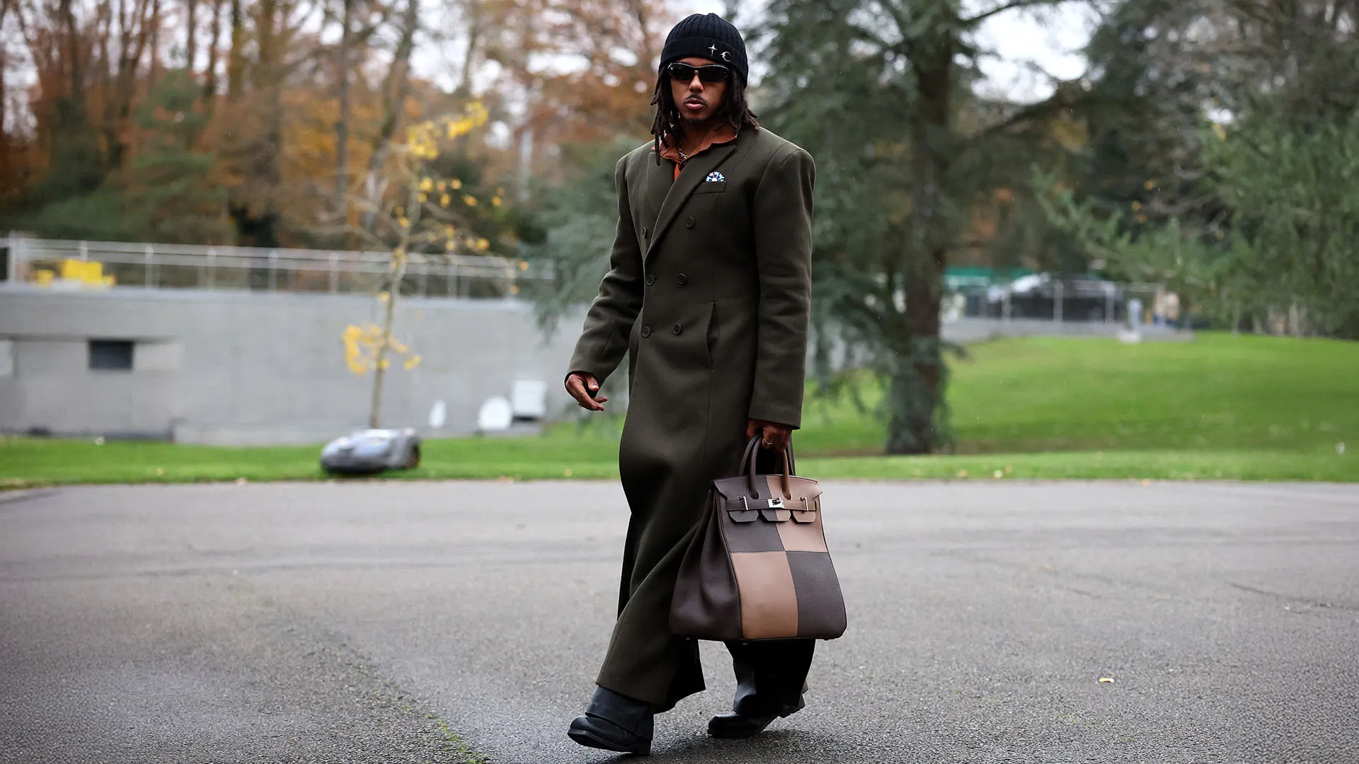 Cappotto elegante e borsa per il difensore Jules Kounde