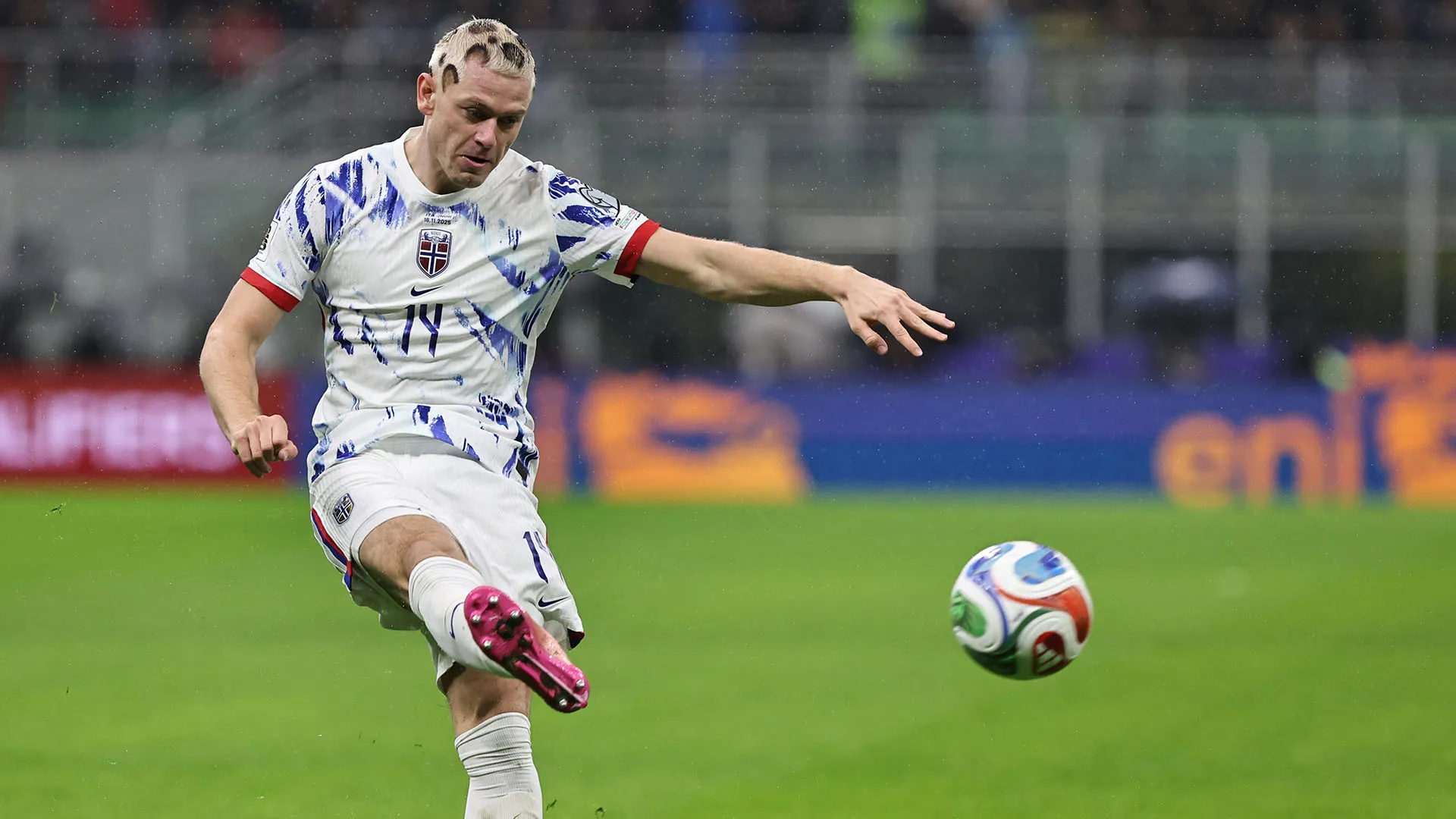 Il terzino del Borussia Dortmund ha giocato con i capelli maculati