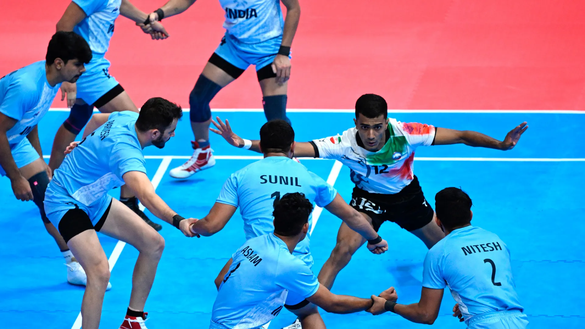 Il raider attacca il campo avversario per toccare un difensore e tornare indietro entro 30 secondi.