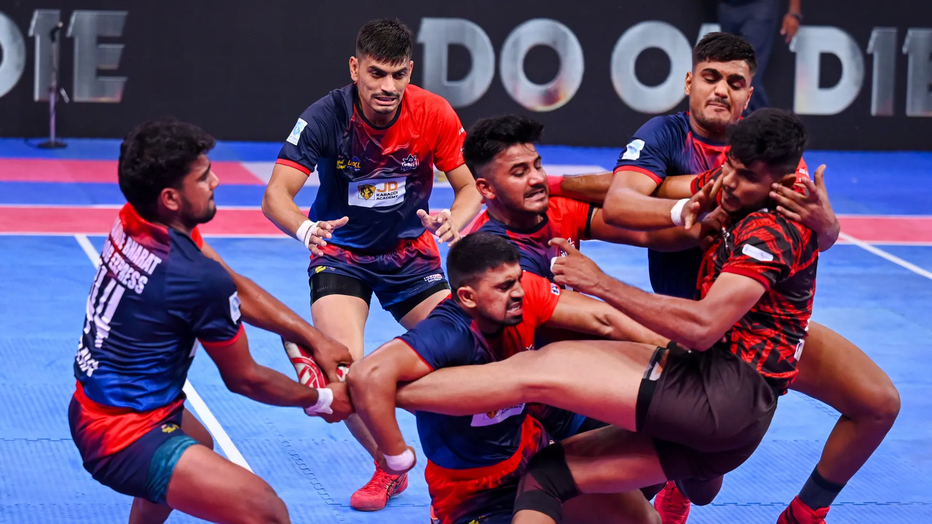 Due squadre si fronteggiano senza palloni o attrezzi, solo con il proprio corpo.