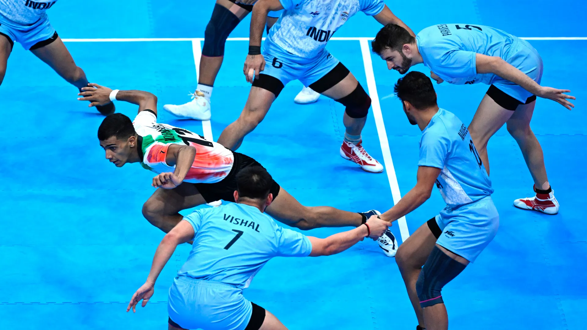 Se il raider riesce nell'impresa guadagna un punto, altrimenti il punto va alla difesa.