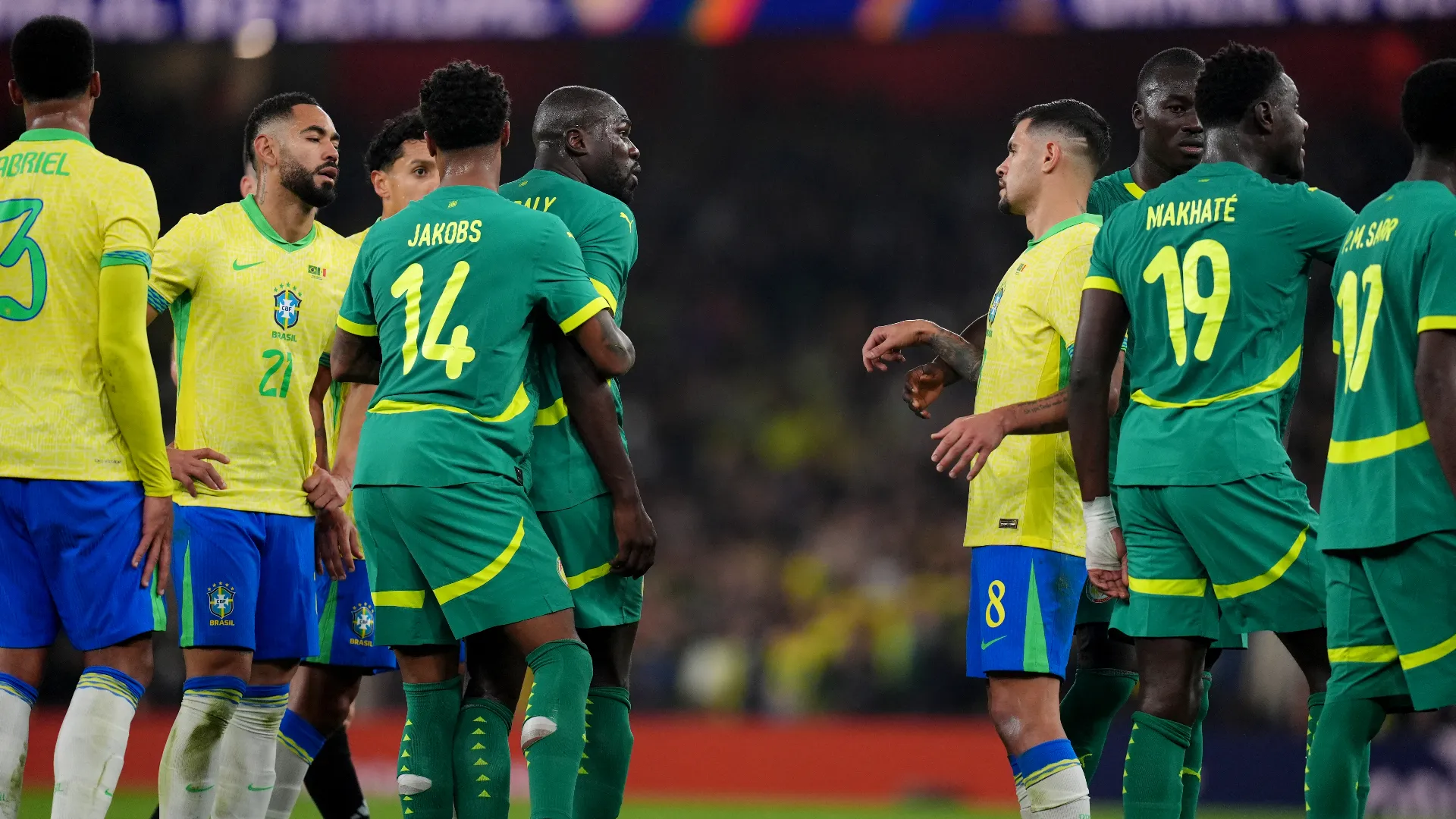 Il difensore era davvero furioso con i due avversari 