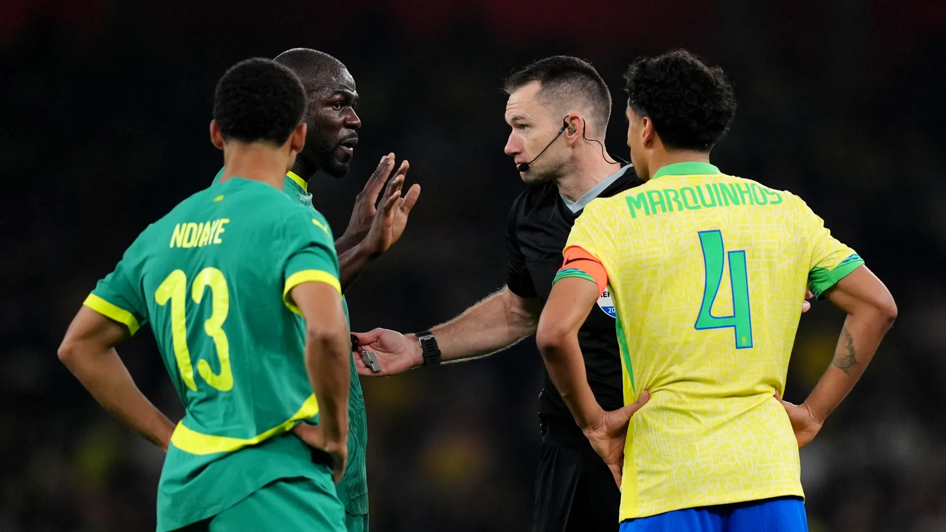 L'arbitro ha richiamato Koulibaly per calmarlo. Il difensore ha tentato di giustificarsi