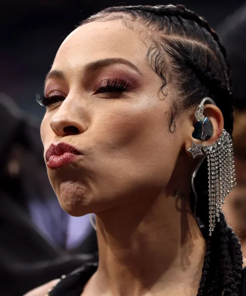 Il vestito di Karina Pasian fa scalpore a Madrid: scoppia la polemica. Foto