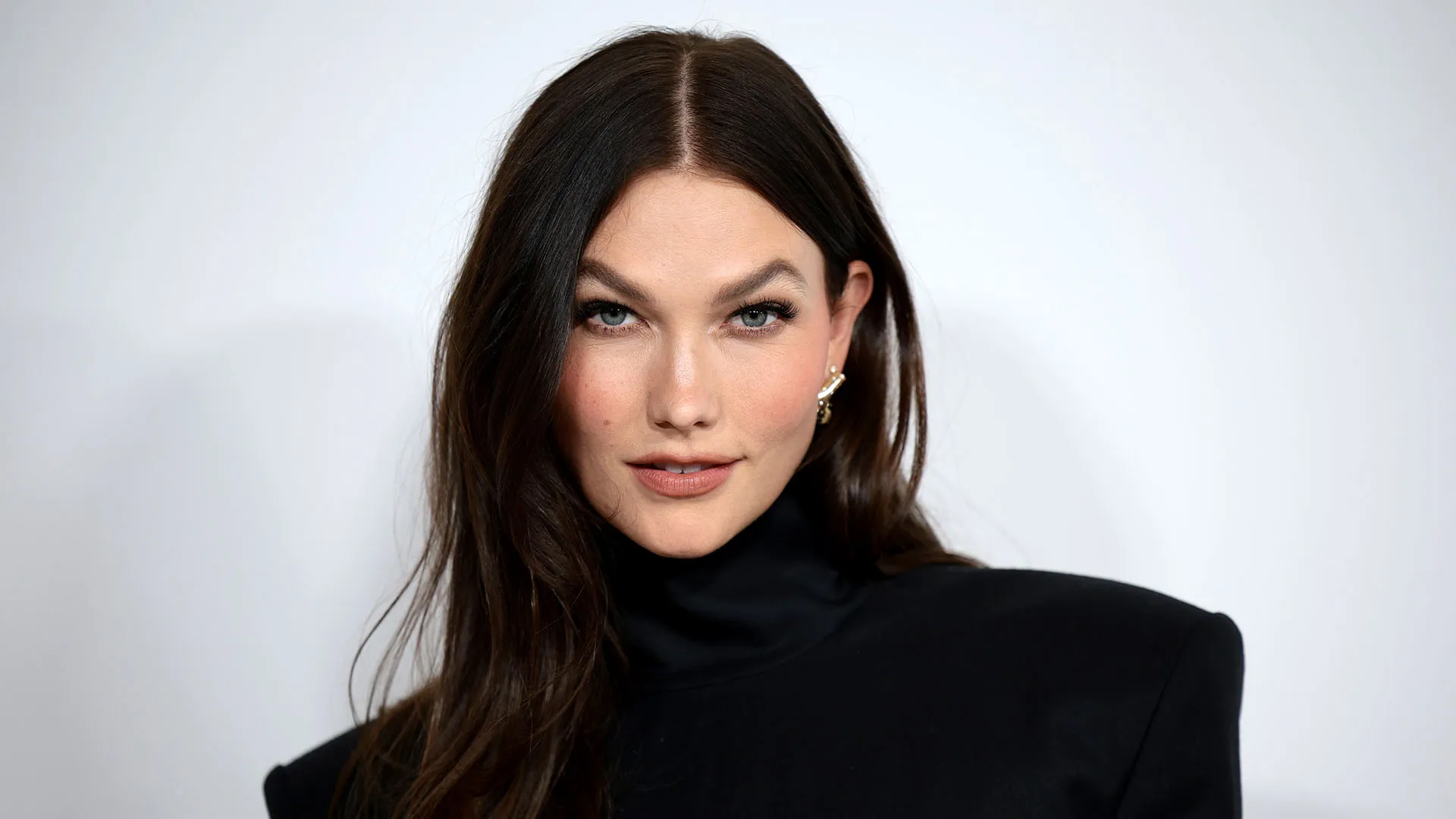 Al momento è rappresentata da due agenzie di moda tra le più importanti al mondo