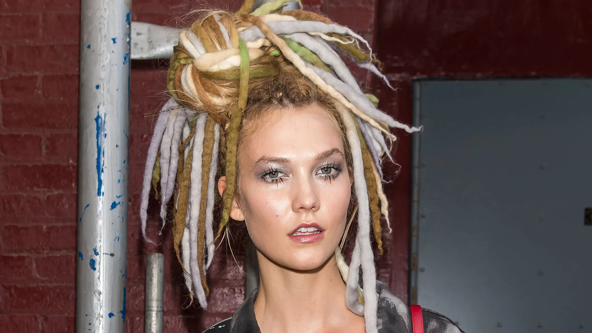 Karlie Kloss ha partecipato anche a diversi film e videoclip. Numerosissime le campagne pubblicitarie nelle quali è comparsa