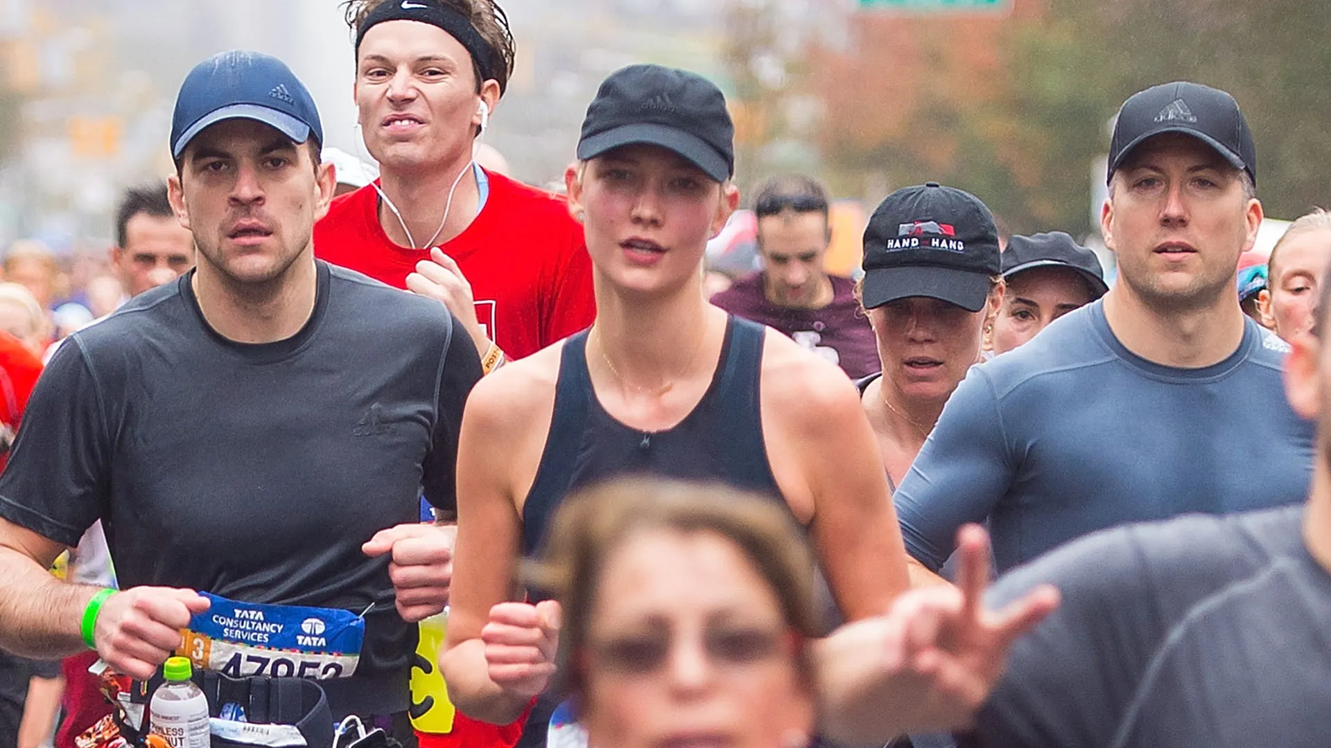 Ha indossato un berretto per non farsi riconoscere ma i fotografi erano attentissimi