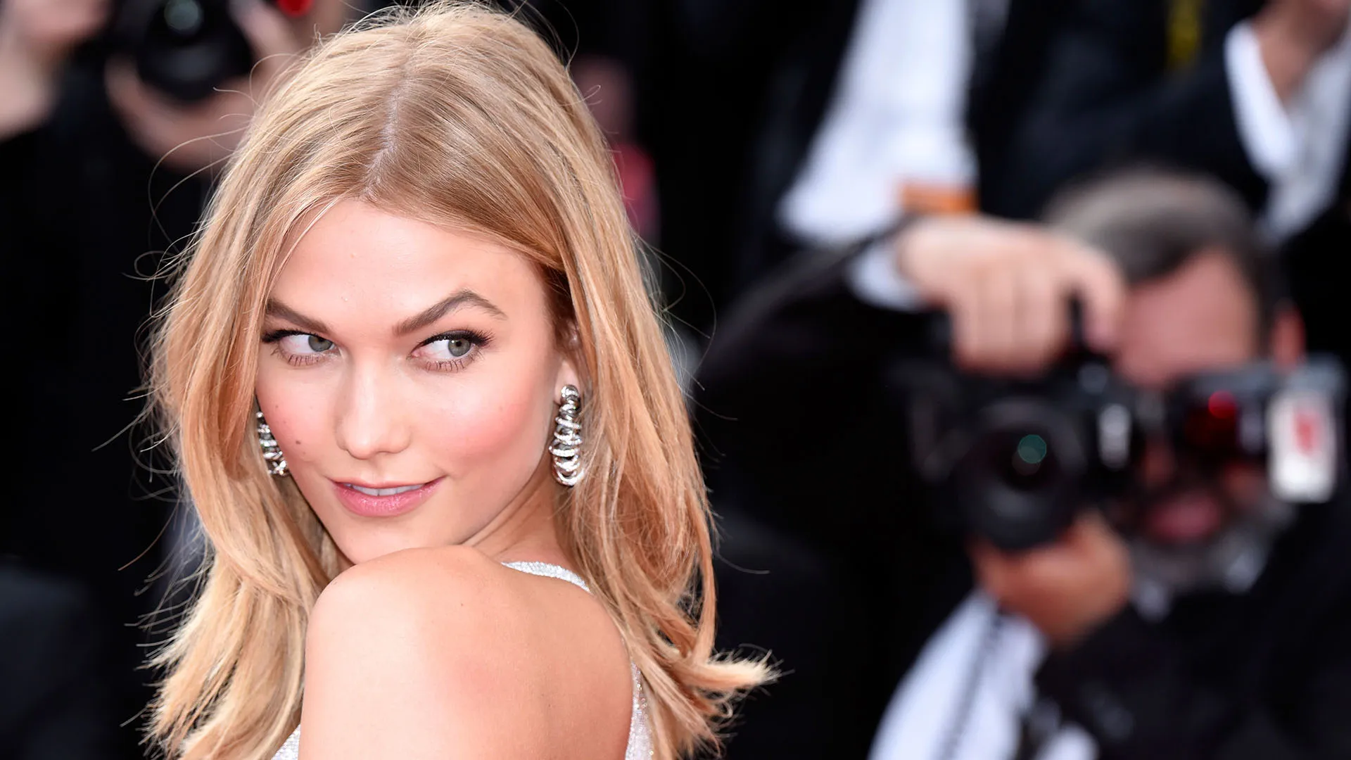 Nel 2016 ha messo all'asta alcuni suoi preziosi vestiti e i proventi sono andati alla Toni Garrn Foundation per aiutare le donne dello Zimbabwe