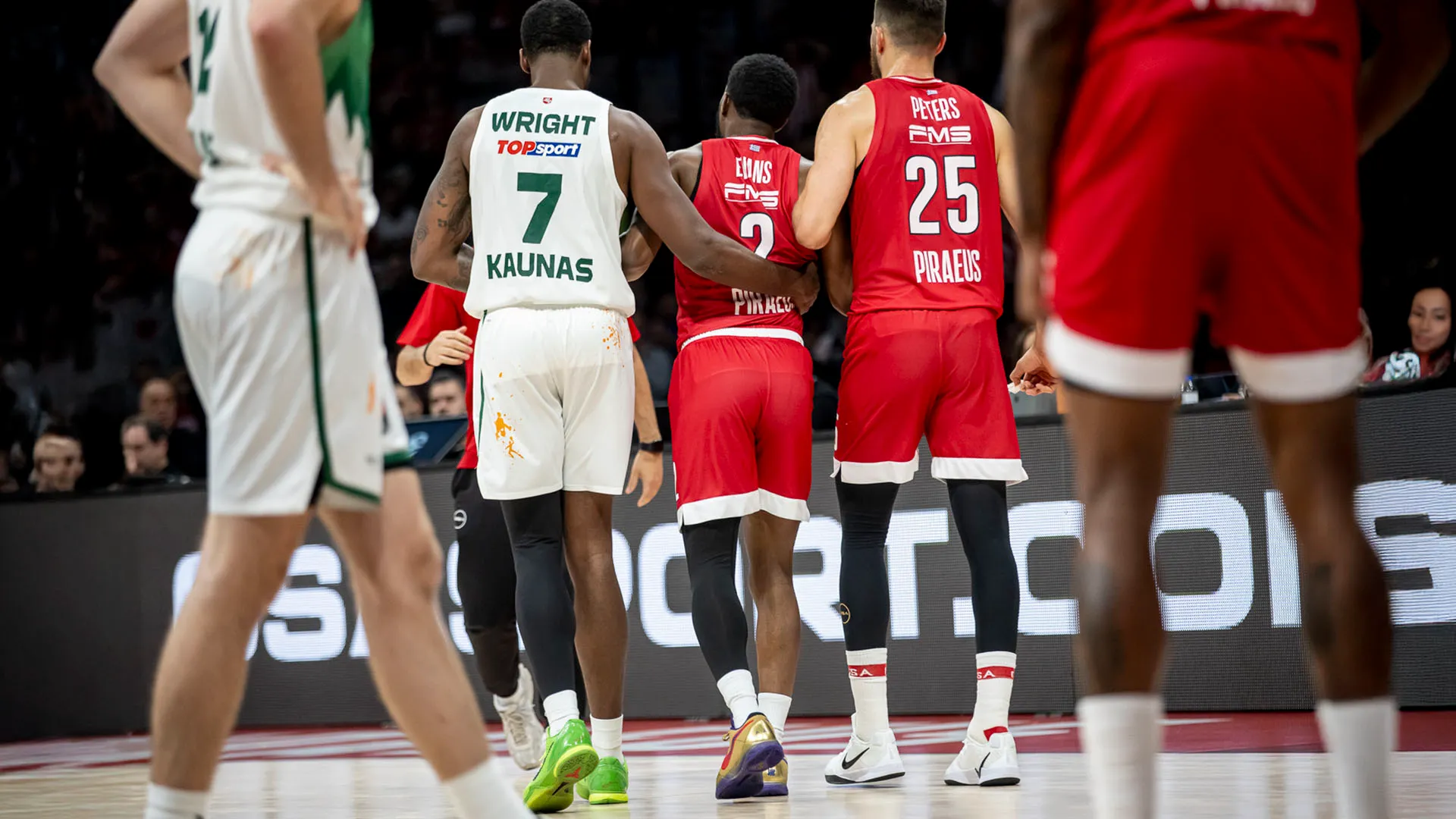 Evans è crollato al suolo, toccandosi la caviglia