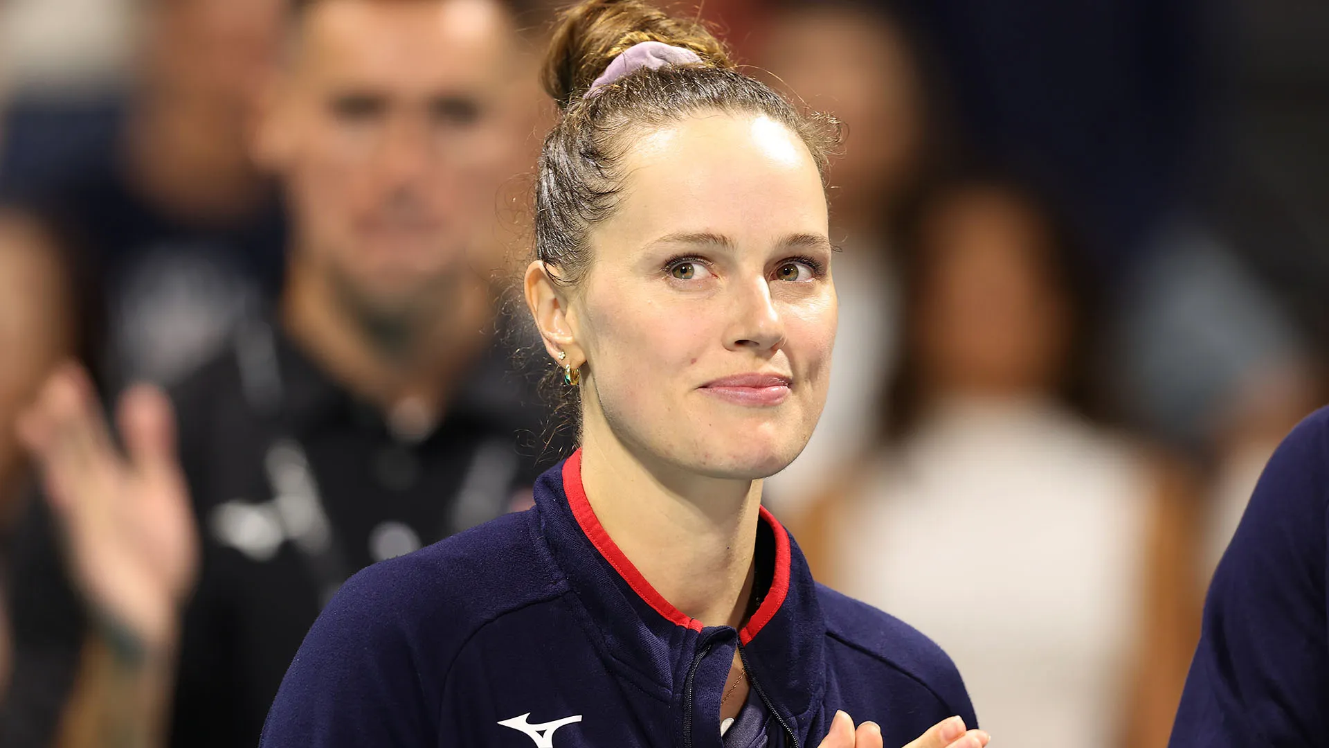 Ha frequentato l’Università del Nebraska, dove ha guidato le Cornhuskers a grandi successi nel campionato NCAA