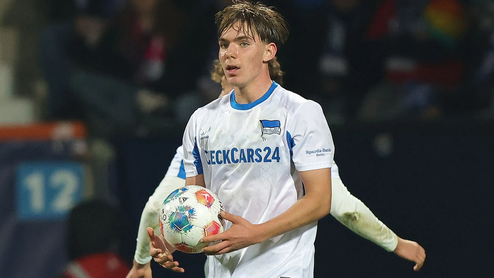 Il promettente giocatore ricopre il ruolo di mediano e ha già disputato 8 partite nella seconda divisione tedesca