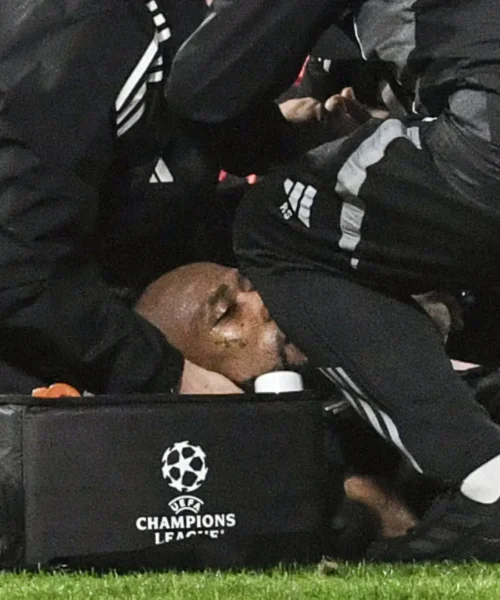 Tremendo spavento in campo: il campione sviene davanti a tutti, le foto