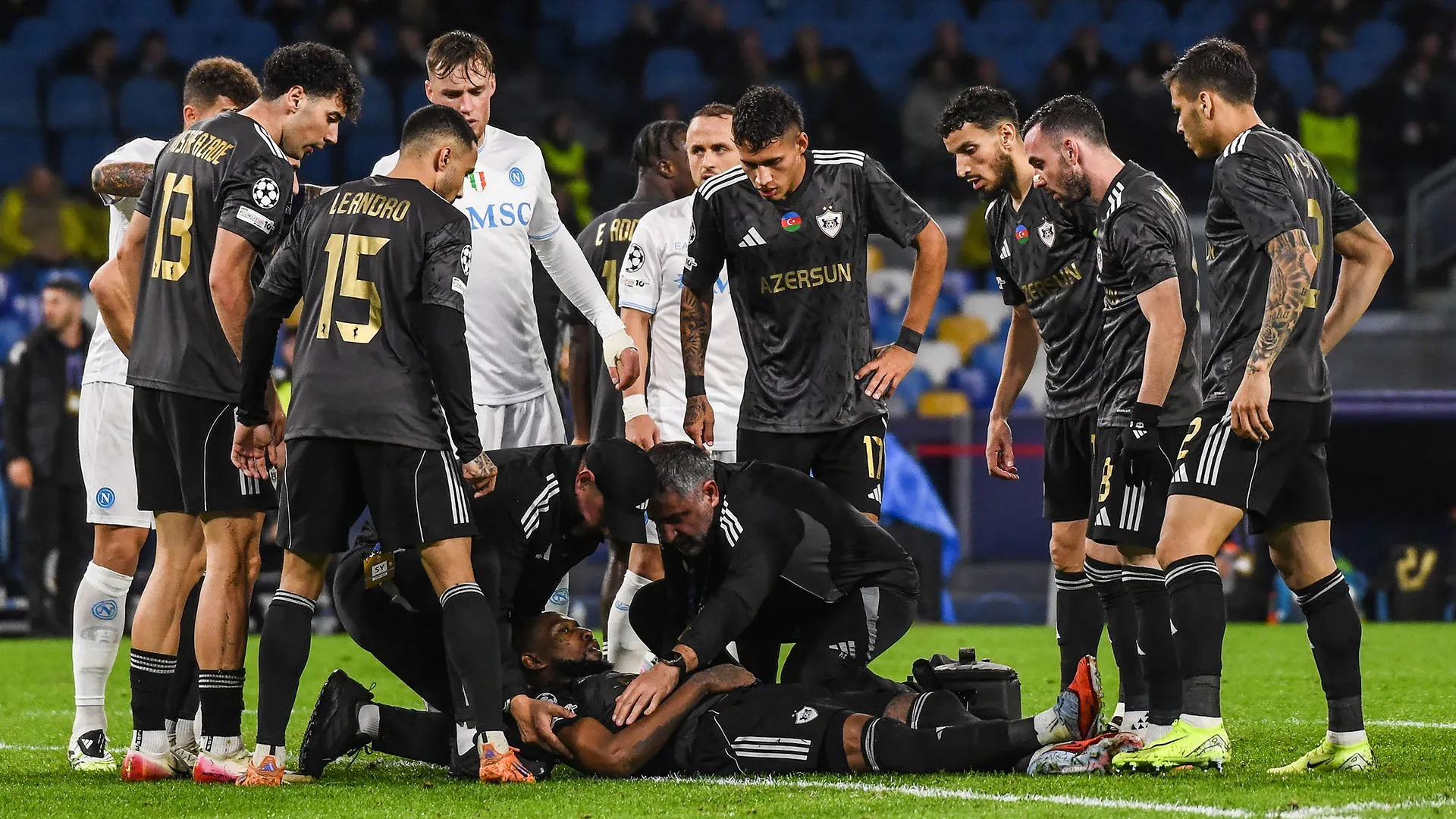 I dottori del Qarabag si sono precipitati in campo per soccorrere il difensore colombiano