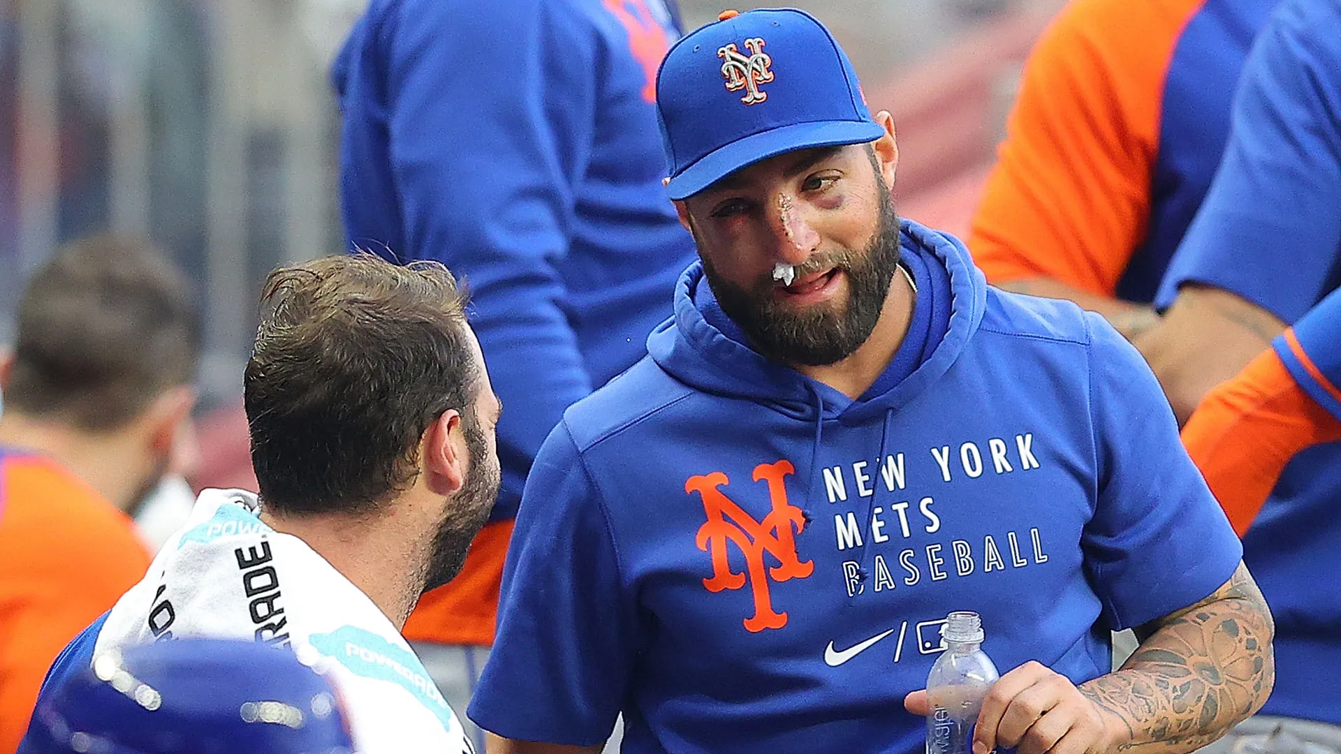 Gli furono immediatamente applicati dei punti sul naso per rimarginare la ferita