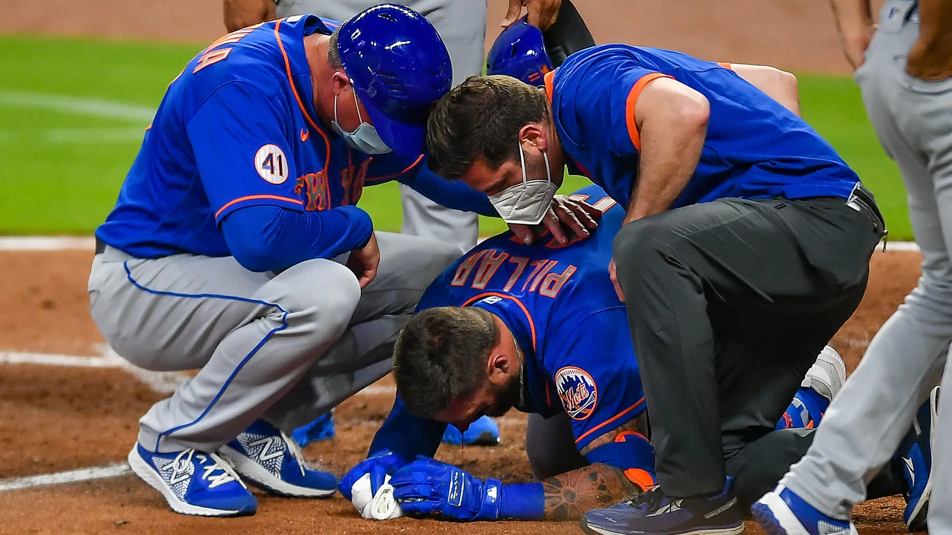 Lo staff medico entrò subito per verificare le condizioni del campione
