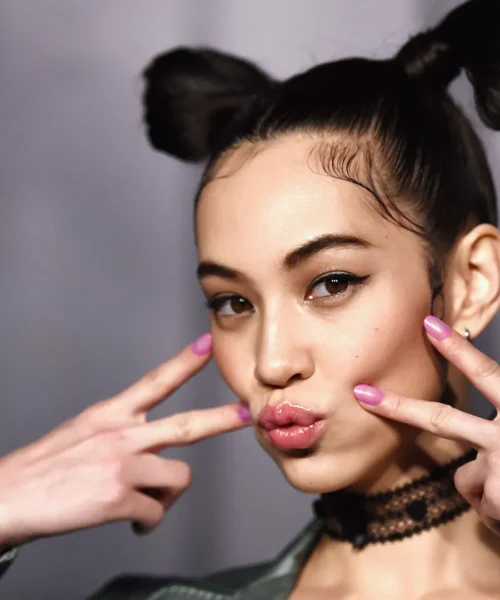 Le foto più belle di Kiko Mizuhara, la modella appassionata di yoga