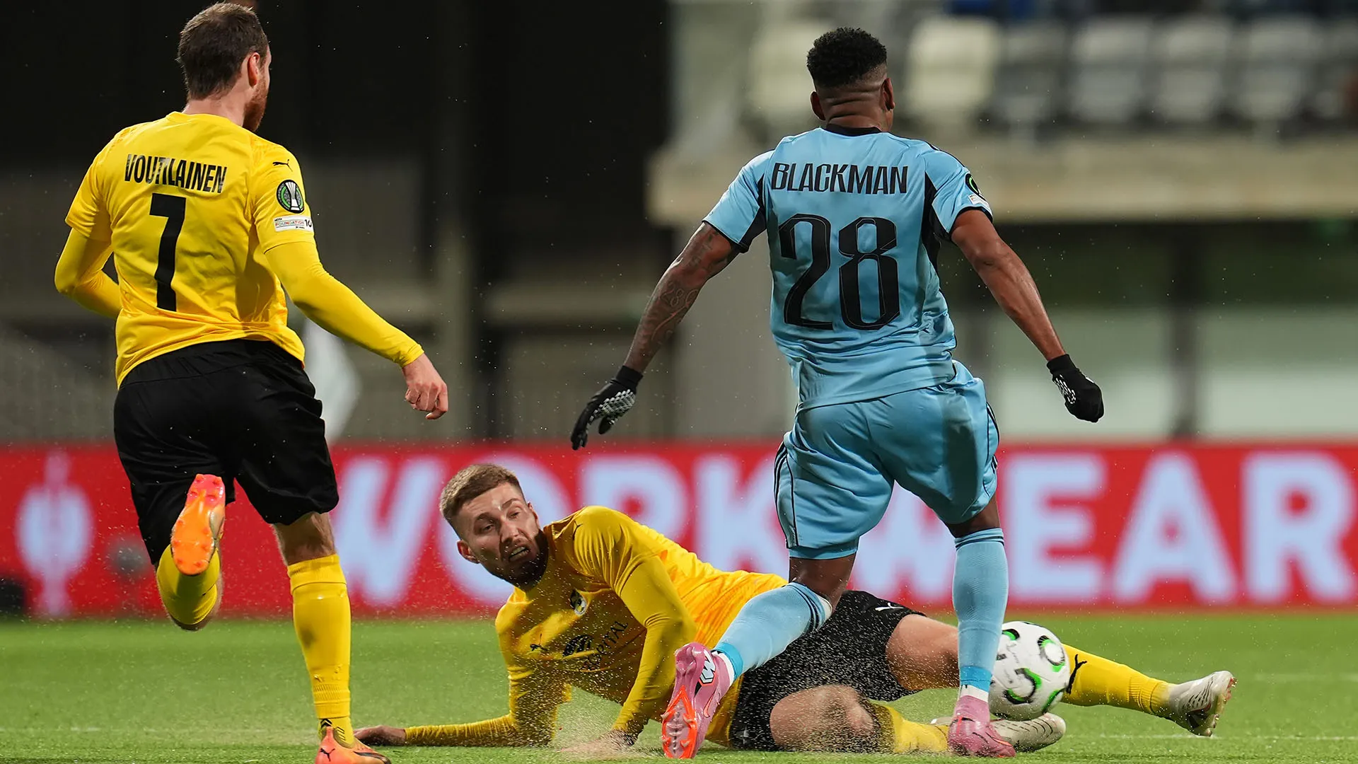 L'arbitro greco Vergetis lo ha poi ammonito per la sua ridicola simulazione