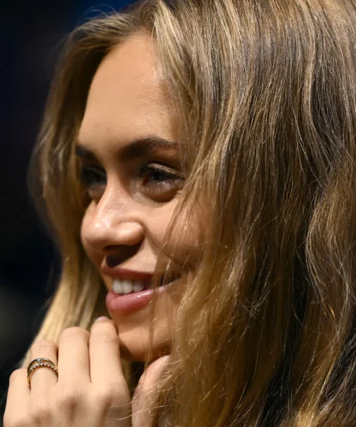 Laila Hasanovic sorride a Jannik Sinner e incanta tutti durante la partita: le foto