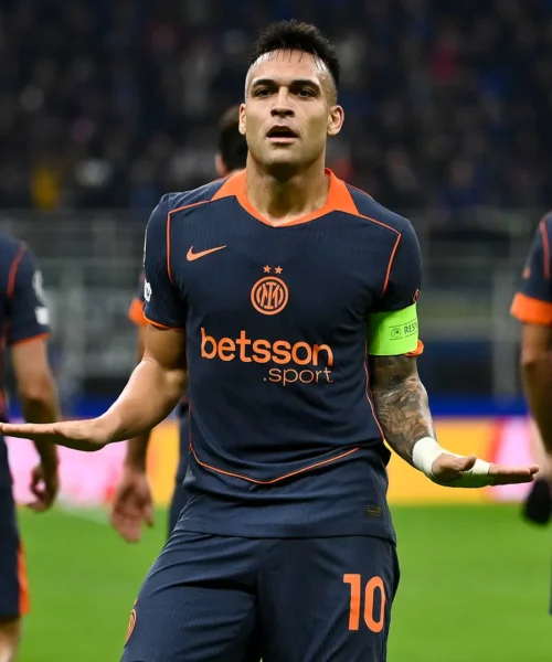 Splendido gesto di Lautaro Martinez: tutto San Siro in piedi. Foto