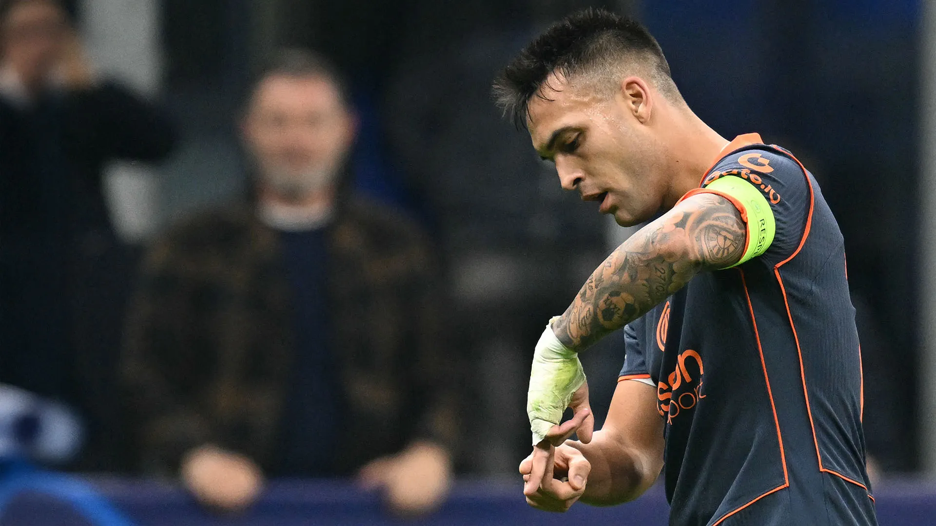 Tutto San Siro si è alzato in piedi per applaudire Lautaro Martinez
