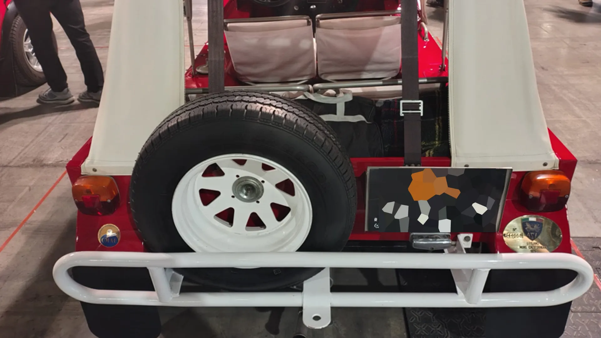 La Mini Moke nasce come risposta alla richiesta dell'Esercito britannico di un veicolo trasportabile per via aerea.