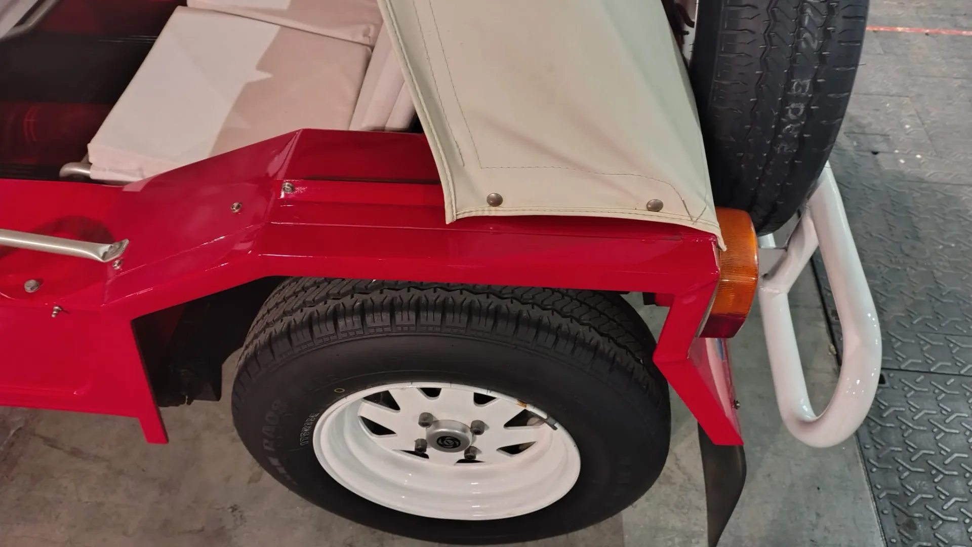 Senza parabrezza le Moke possono essere impilate, con le ruote superiori che si incastrano sulle fiancate.