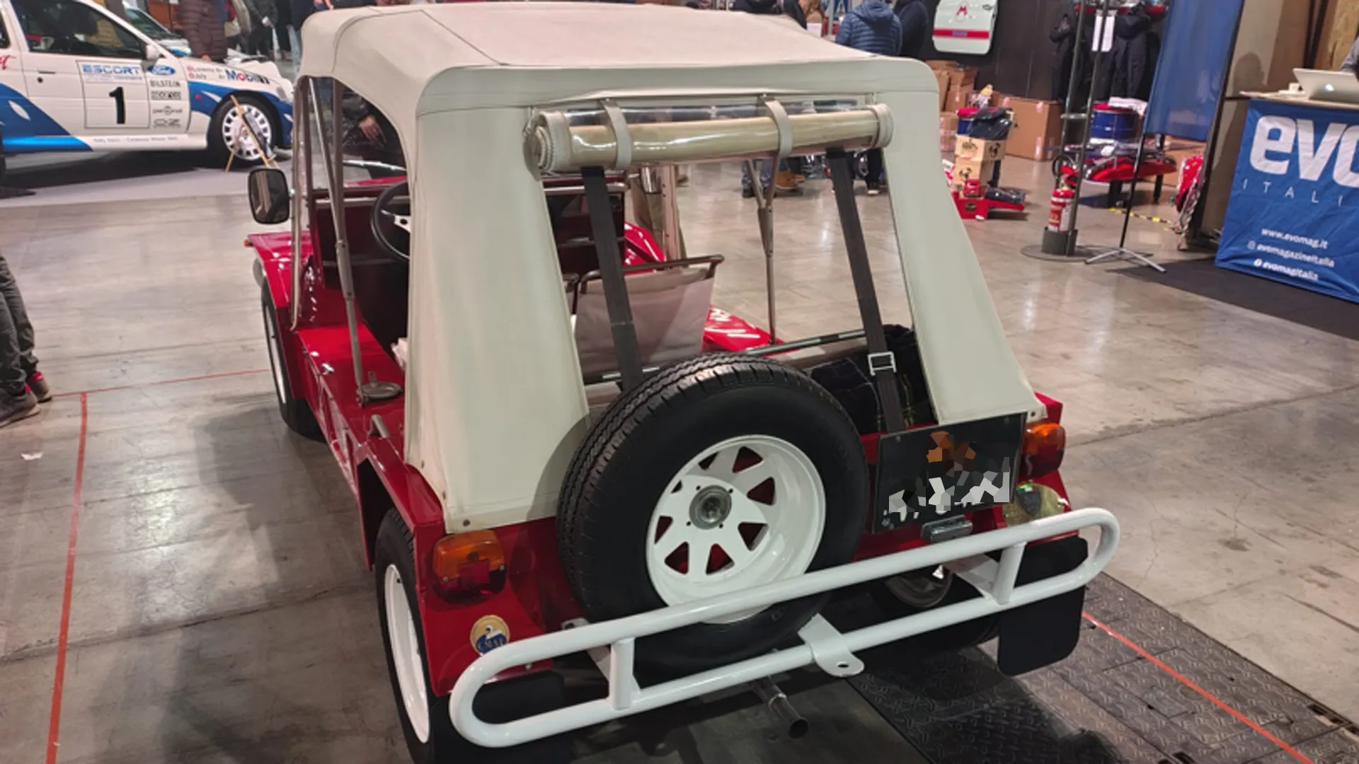 Vengono costruite versioni sperimentali a quattro ruote motrici con due motori e due trasmissioni.