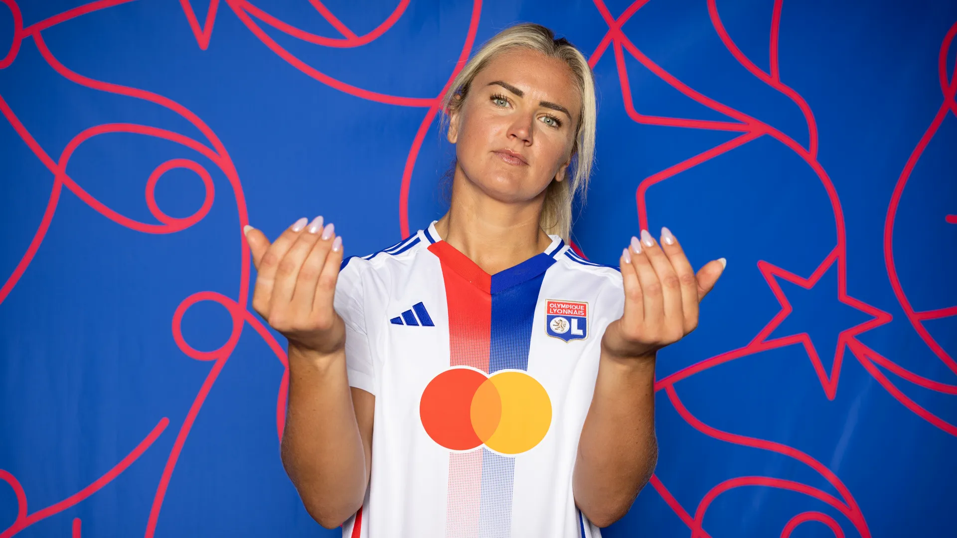 In Francia, però, ha dovuto mantenere il cognome originale, Horan, per questioni regolamentari