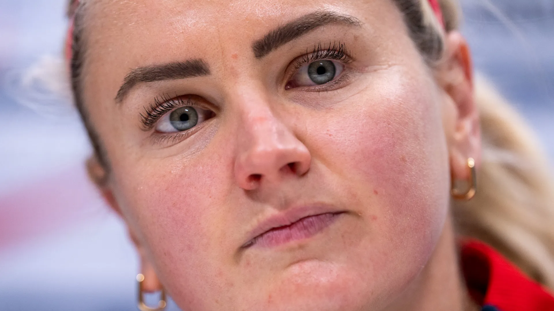 Ora è una delle leader riconosciute del gruppo, spesso portando la fascia da capitano.