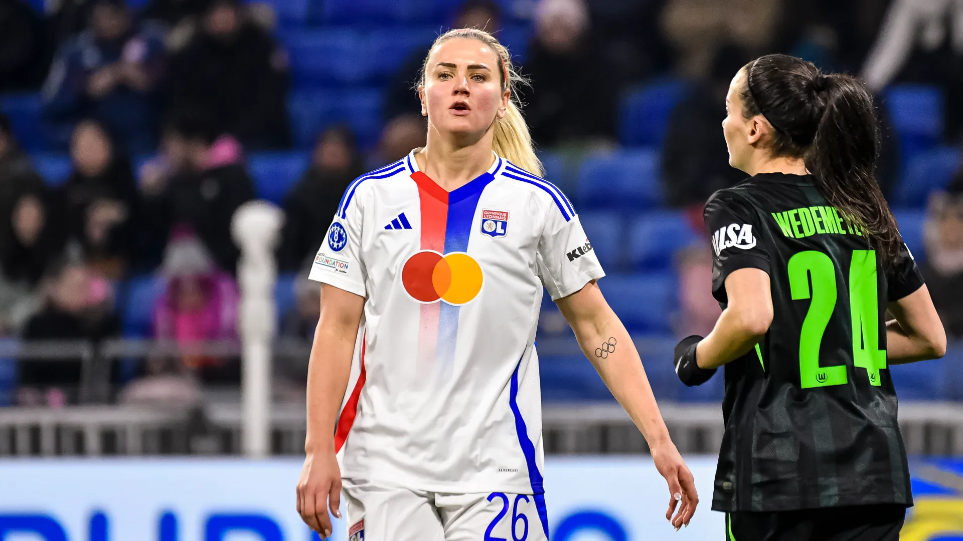 Con la maglia numero 10 sulle spalle prende in mano il centrocampo: imposta, recupera, segna.